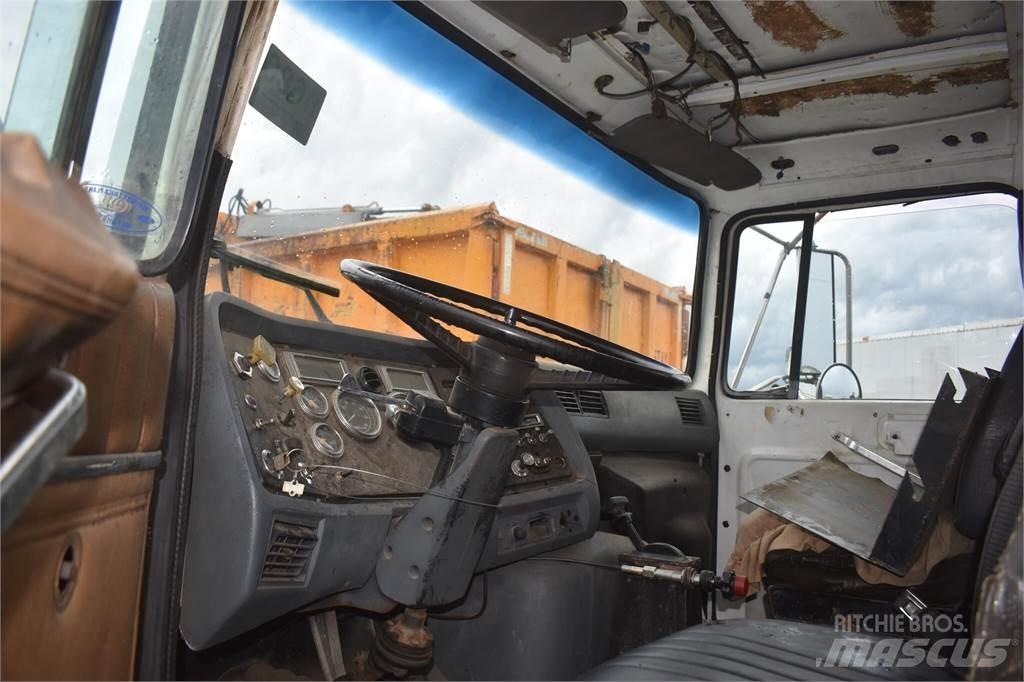 Ford L8000 Camion plateau ridelle avec grue