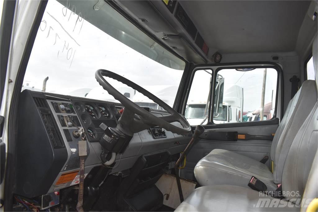 Freightliner FL70 Camion plateau ridelle avec grue