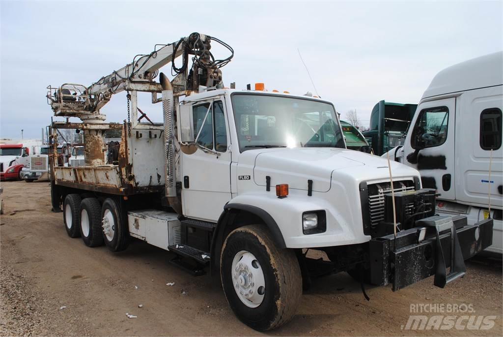 Freightliner FL80 Camion plateau ridelle avec grue