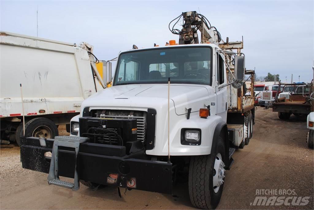 Freightliner FL80 Camion plateau ridelle avec grue