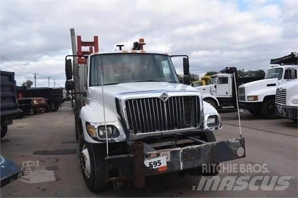 IMT 3820 Camion plateau ridelle avec grue