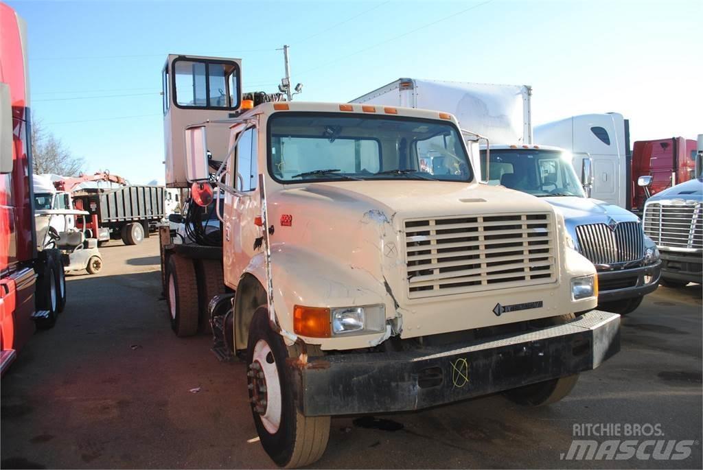 International 4700 Camion plateau ridelle avec grue