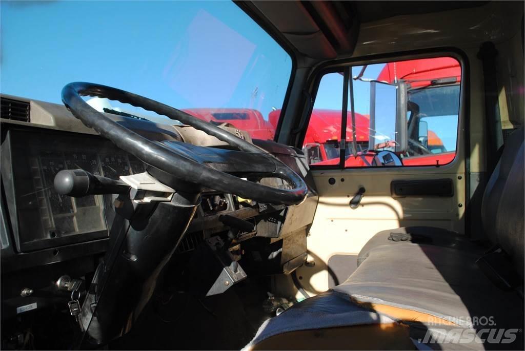 International 4700 Camion plateau ridelle avec grue