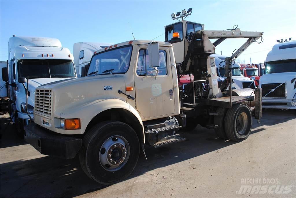International 4700 Camion plateau ridelle avec grue