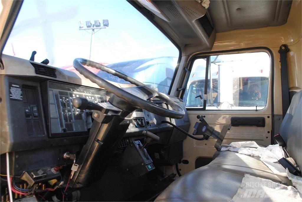 International 4700 Camion plateau ridelle avec grue