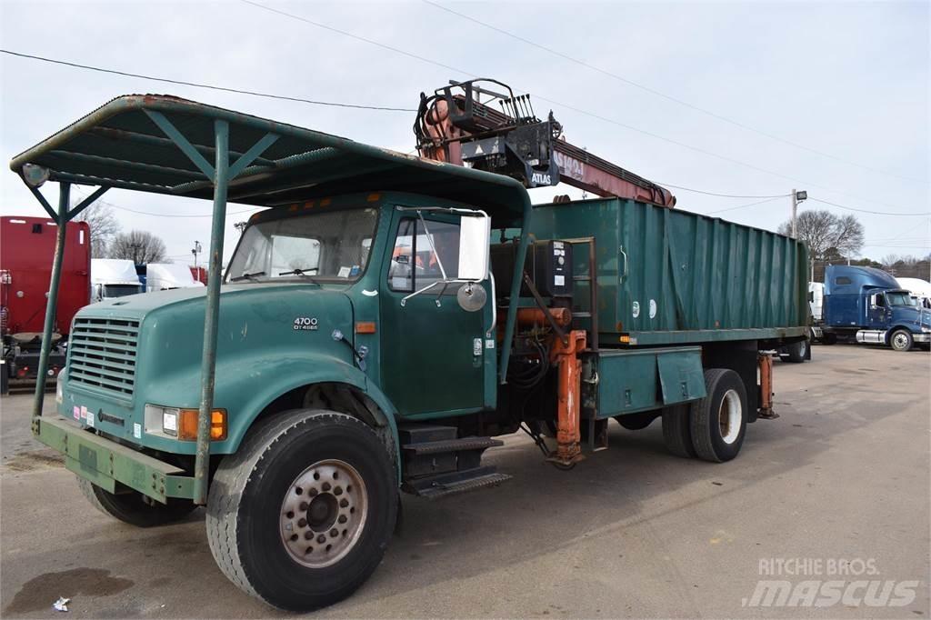 International 4700 Camion plateau ridelle avec grue