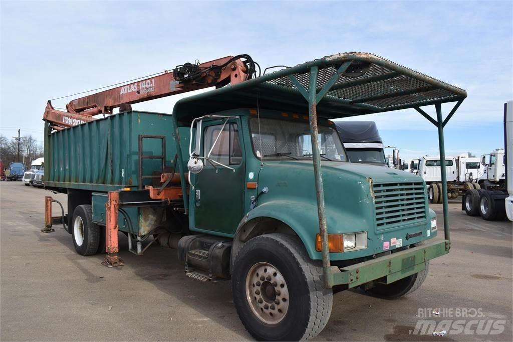 International 4700 Camion plateau ridelle avec grue