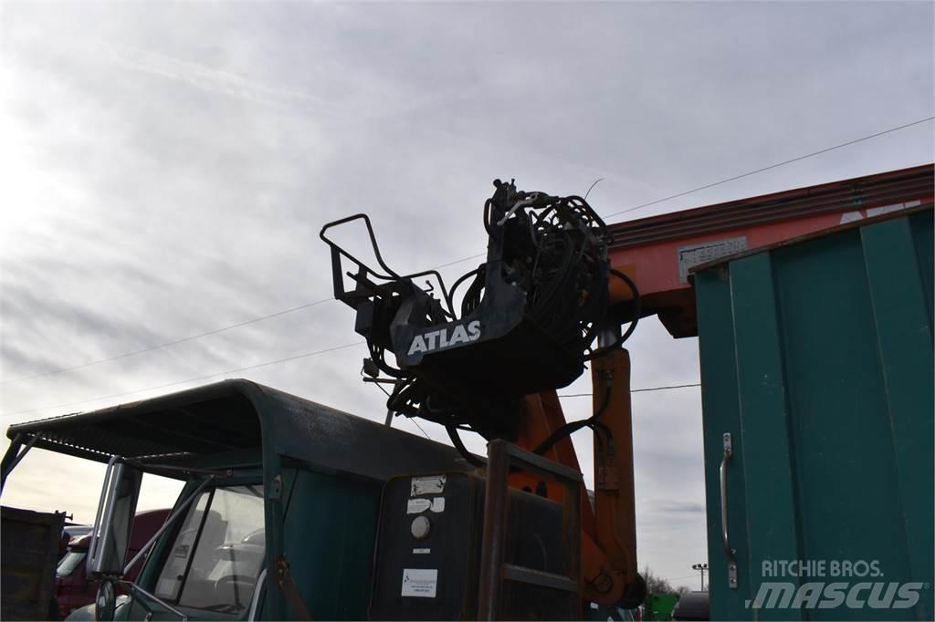 International 4700 Camion plateau ridelle avec grue