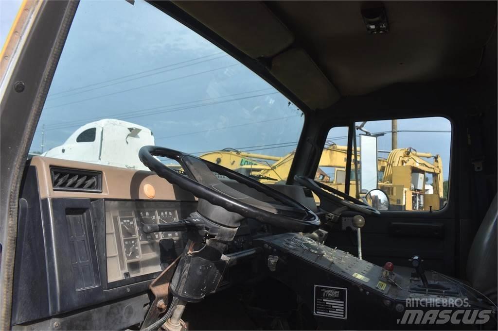 International 4700 Camion balayeur
