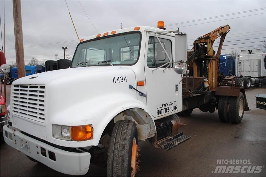 International 4700 Camion plateau ridelle avec grue