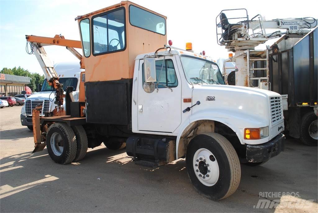 International 4700 Camion plateau ridelle avec grue