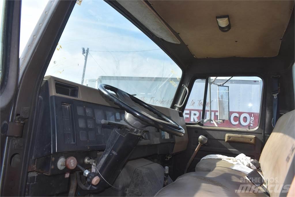 International 4900 Camion plateau ridelle avec grue