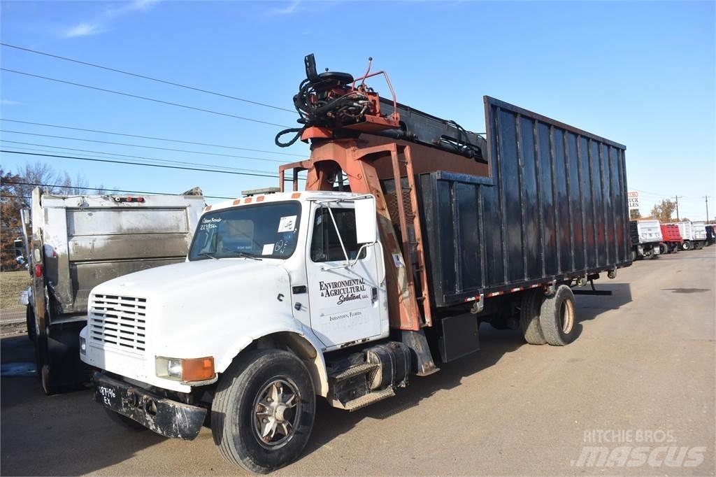 International 4900 Camion plateau ridelle avec grue