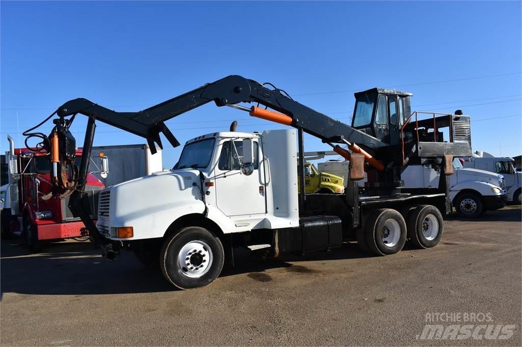 International 8200 Camion plateau ridelle avec grue