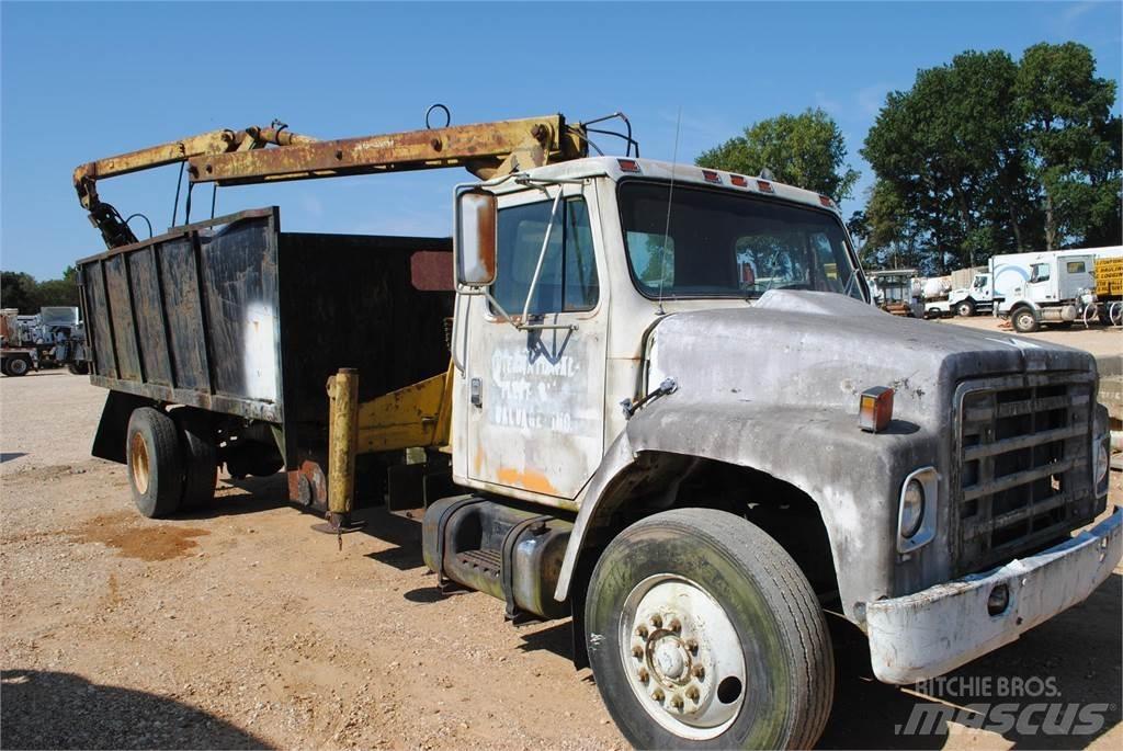 International S1900 Camion plateau ridelle avec grue