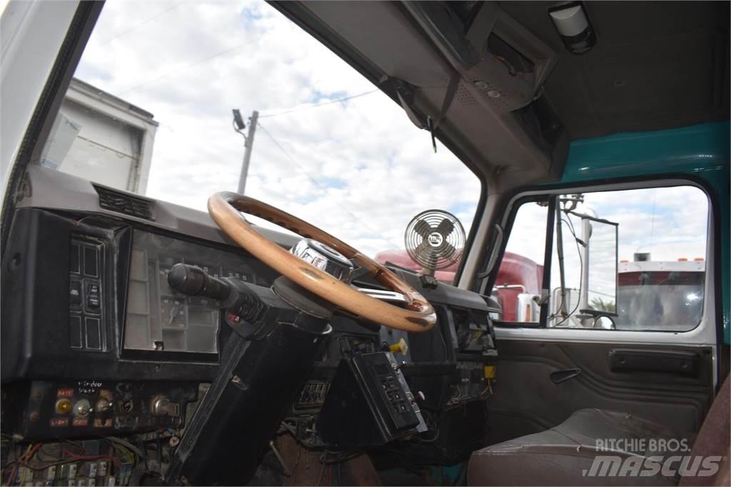 International S2600 Camion benne