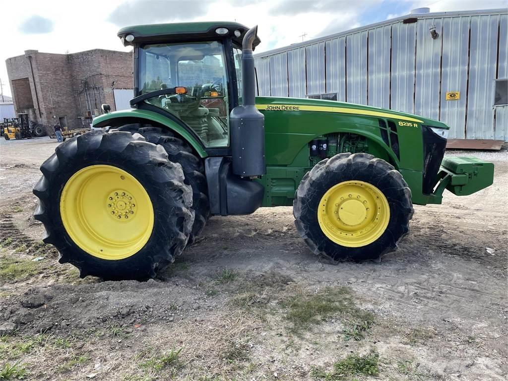 John Deere 8235R Tracteur