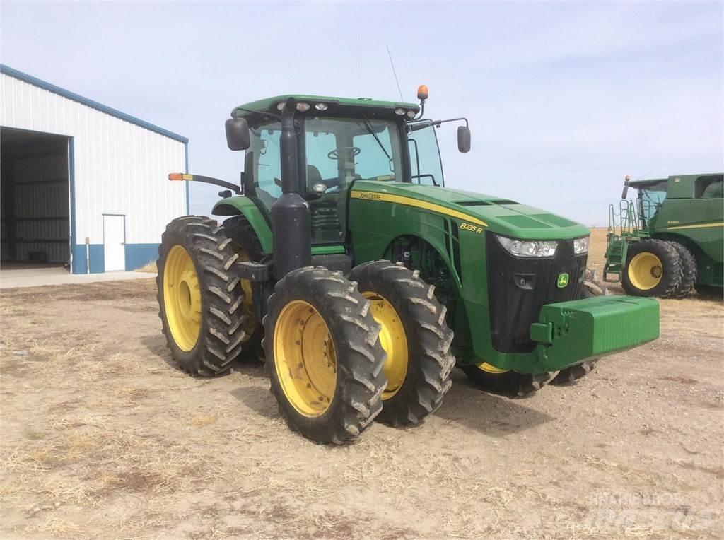 John Deere 8235R Tracteur