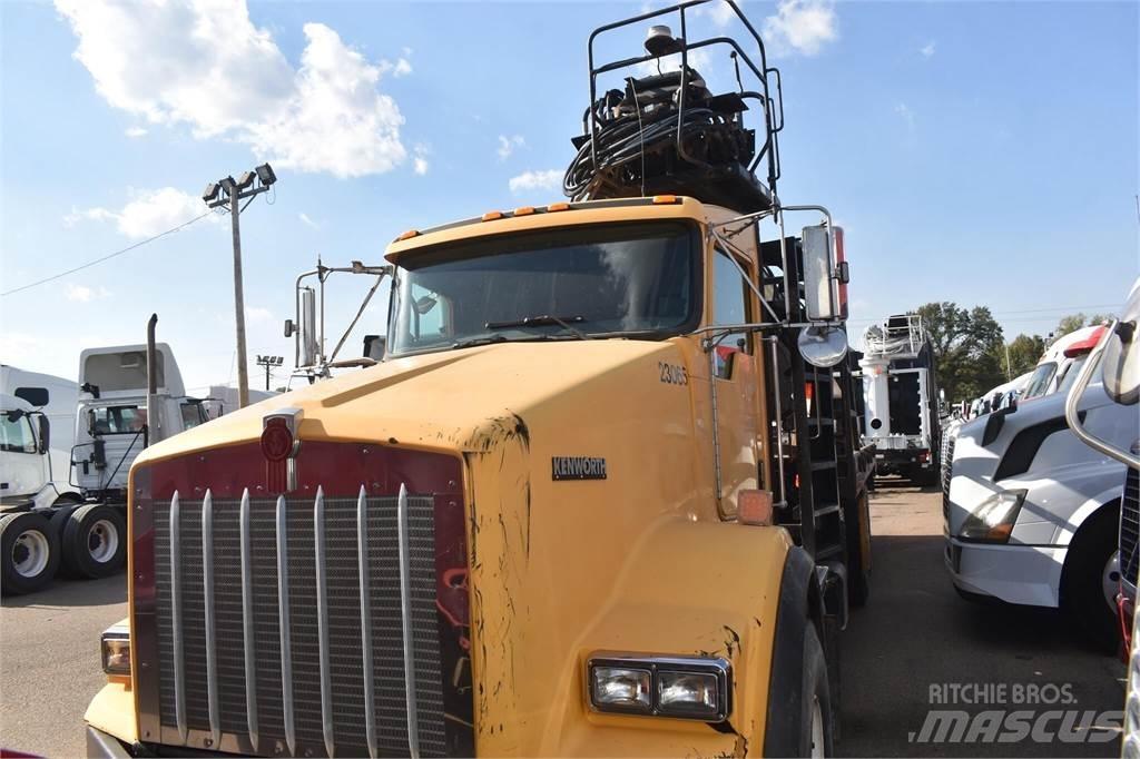 Kenworth T800 Camion plateau ridelle avec grue