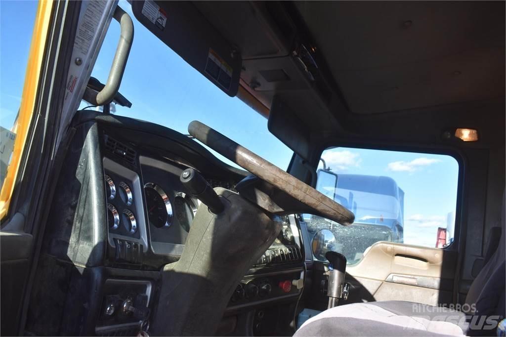 Kenworth T800 Camion plateau ridelle avec grue