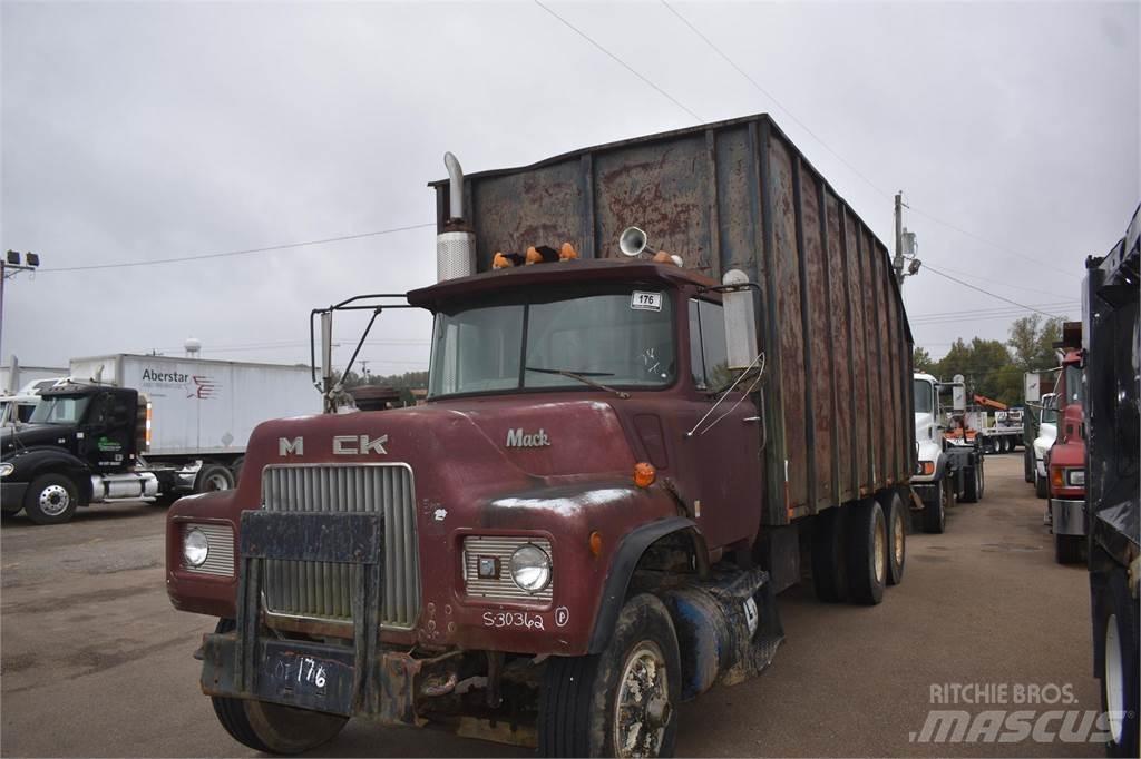 Mack DM685S Camion plateau ridelle avec grue