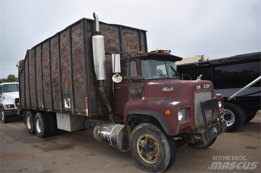 Mack DM685S Camion plateau ridelle avec grue