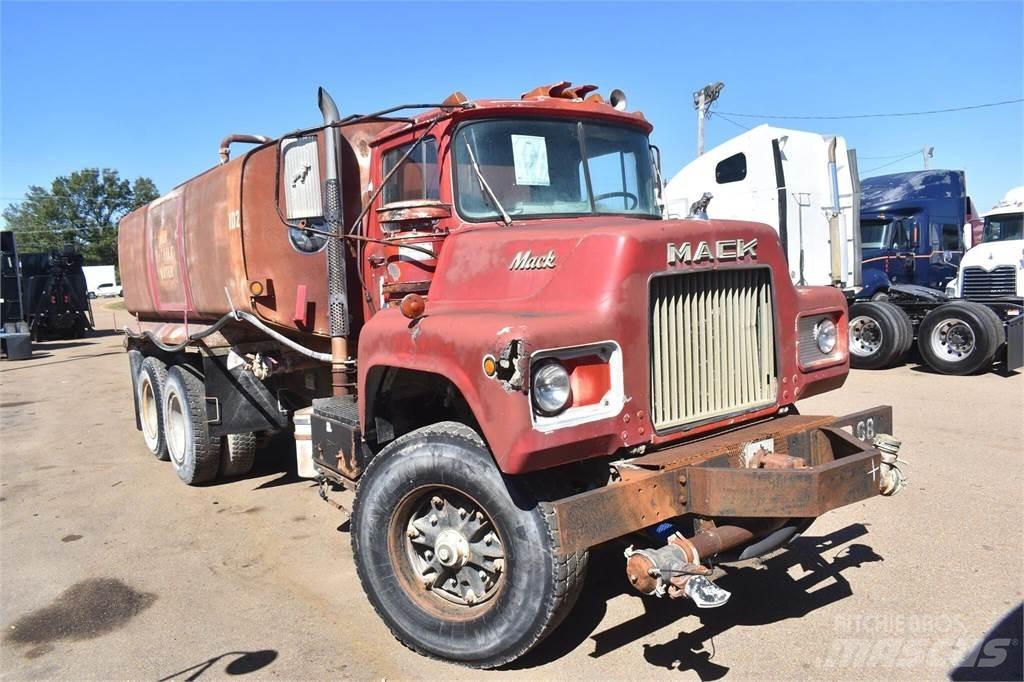 Mack DM685S Motrici cisterna