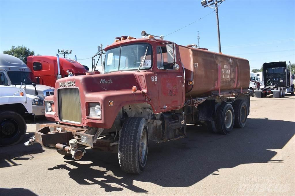 Mack DM685S Motrici cisterna