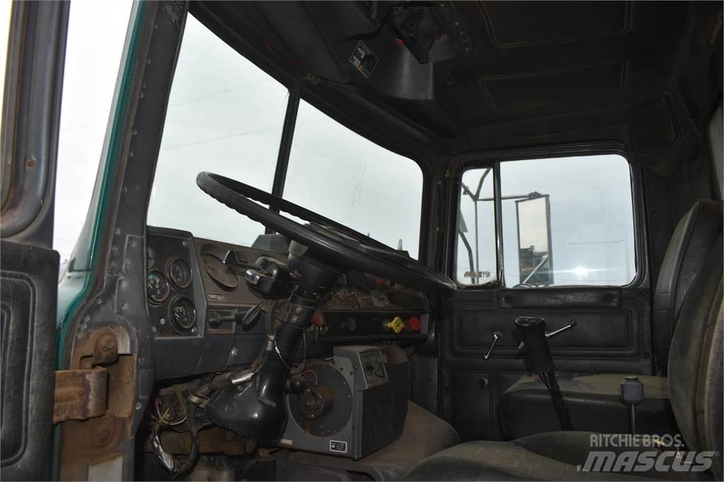 Mack DM688 Camion benne
