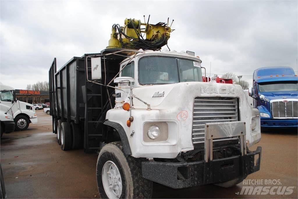Mack DM690S Camion plateau ridelle avec grue