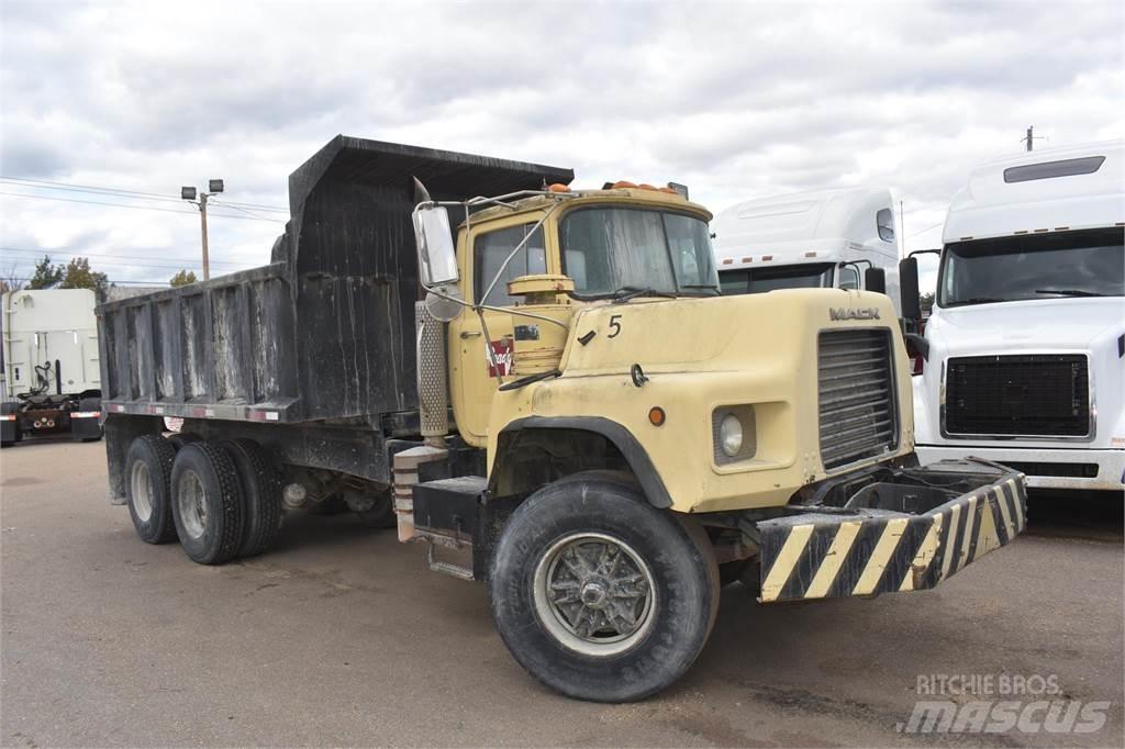 Mack DM690S Camion benne