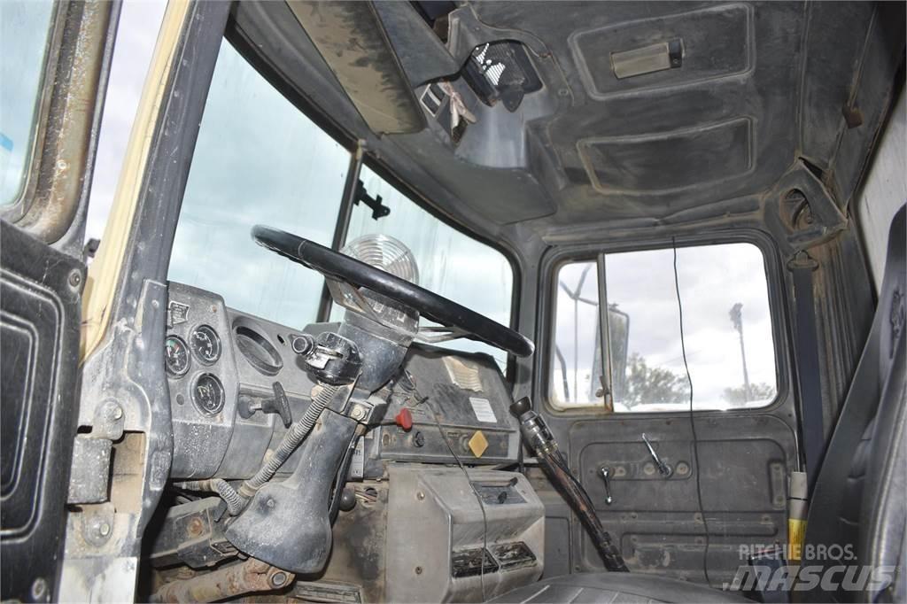 Mack DM690S Camion benne