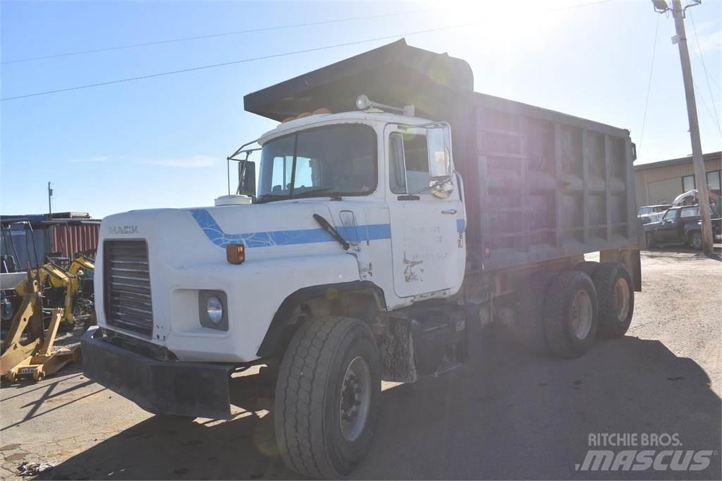 Mack DM690S Camion benne