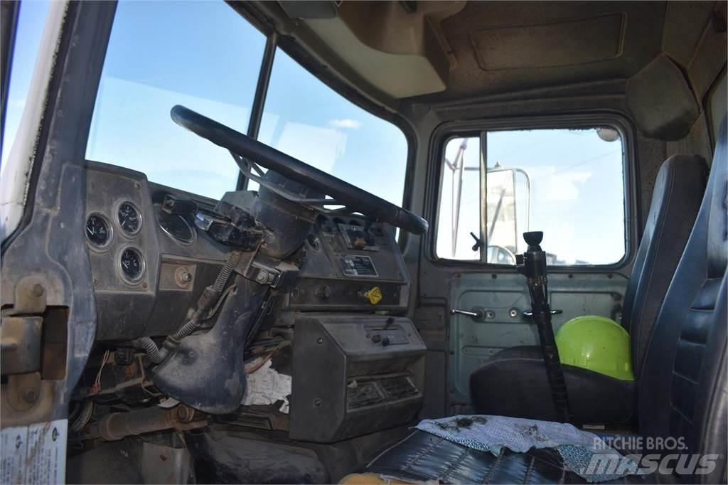 Mack DM690S Camion benne