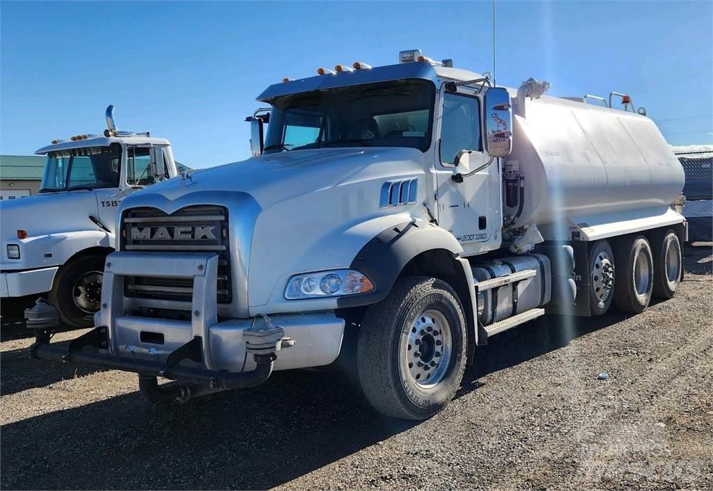 Mack GRANITE 84BR Camion citerne à eau