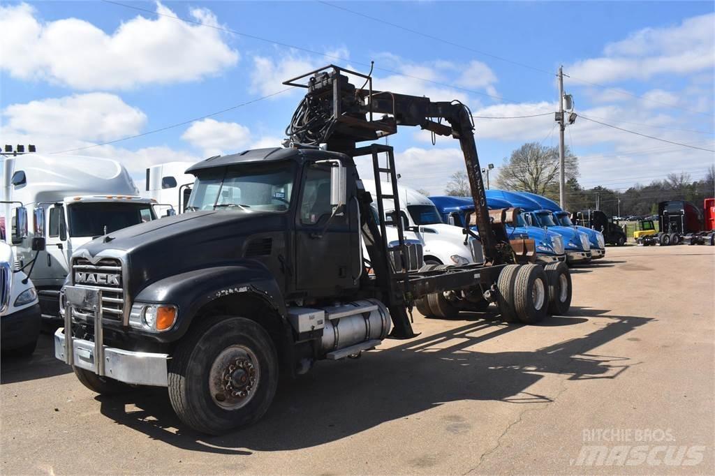Mack GRANITE CV713 Camion plateau ridelle avec grue