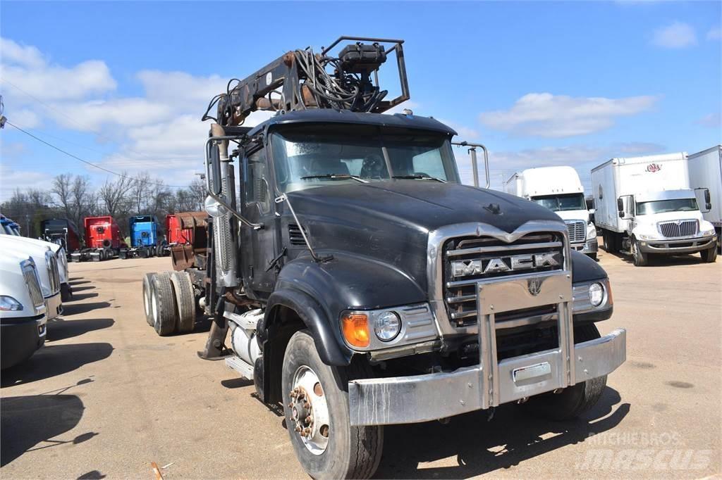 Mack GRANITE CV713 Camion plateau ridelle avec grue
