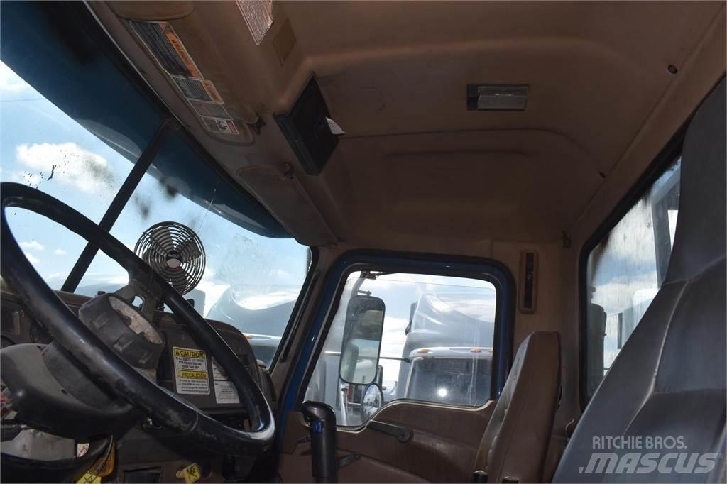 Mack GRANITE CV713 Camion plateau ridelle avec grue