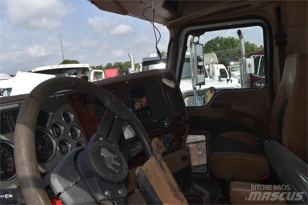 Mack GRANITE GU713 Camion benne