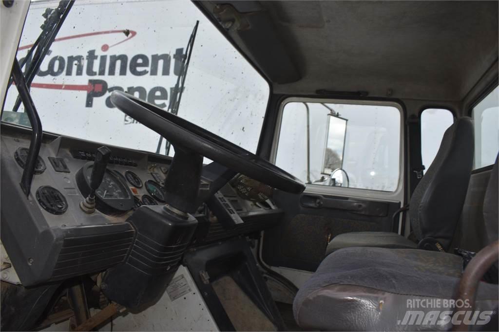 Mack MIDLINER CS300 Camion plateau ridelle avec grue