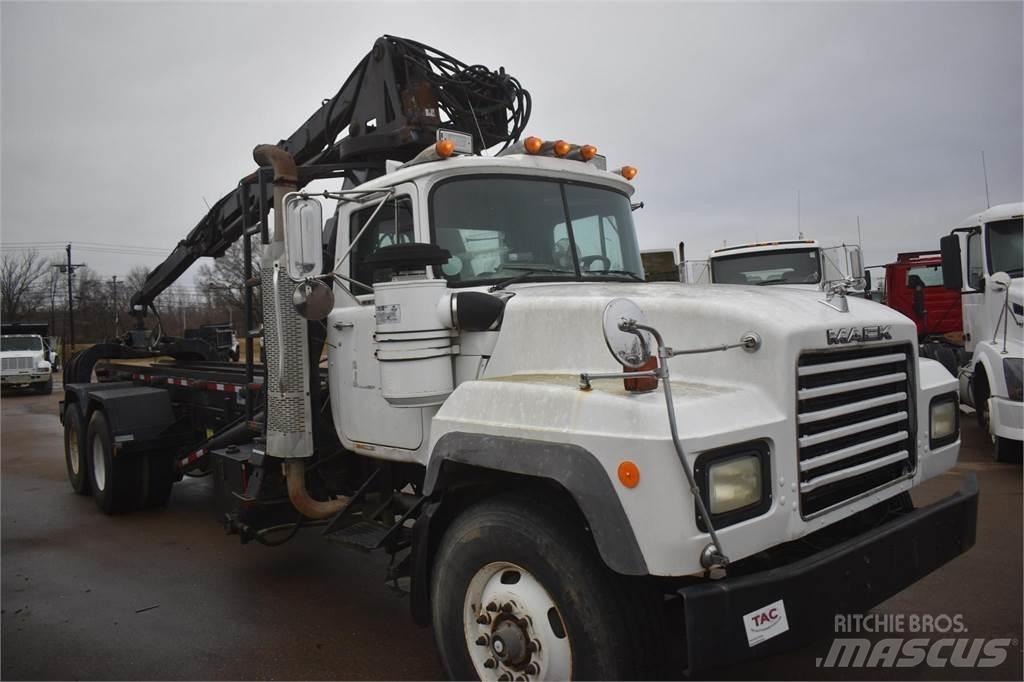 Mack RD688S Camion plateau ridelle avec grue