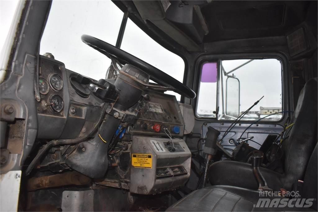 Mack RD688S Camion plateau ridelle avec grue