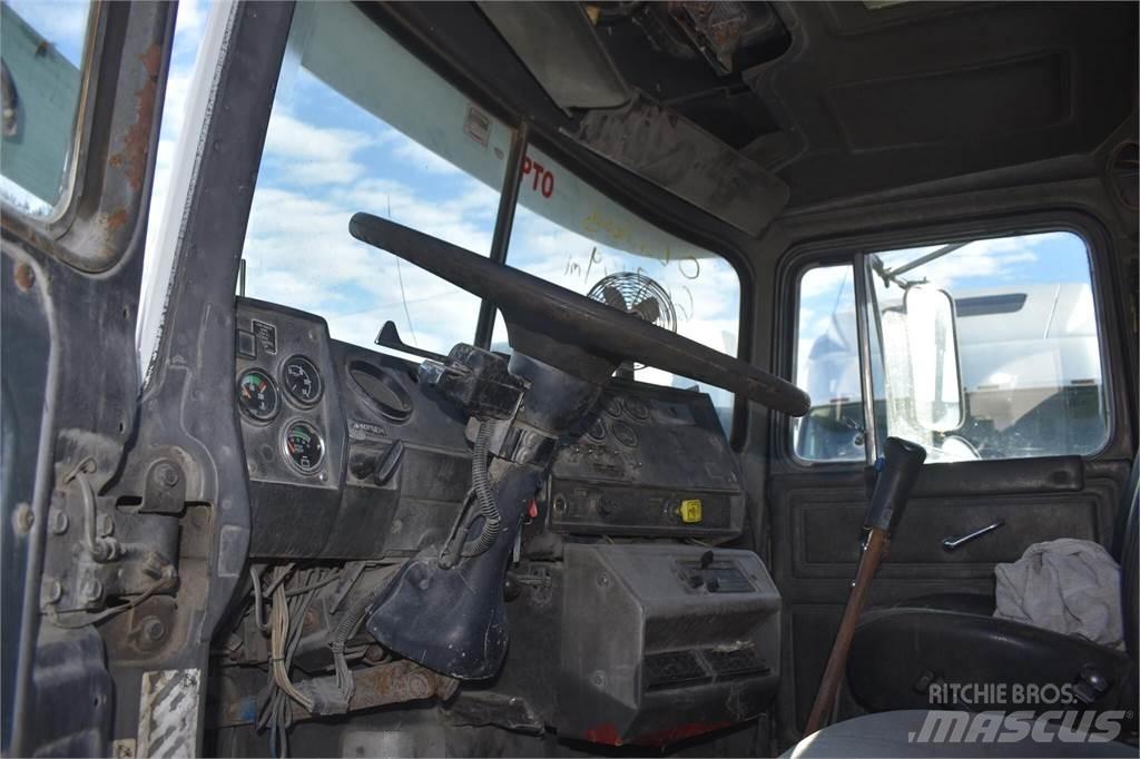 Mack RD688S Camion benne