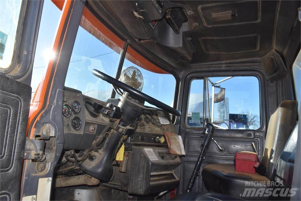 Mack RD688S Camion benne