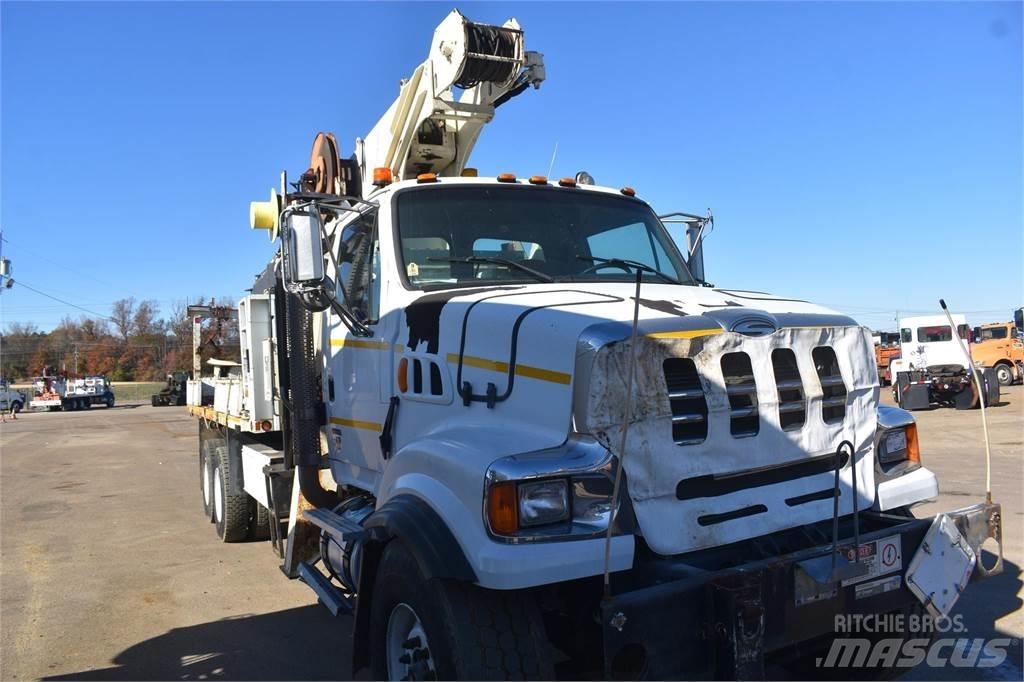 National 638E2 Camion plateau ridelle avec grue