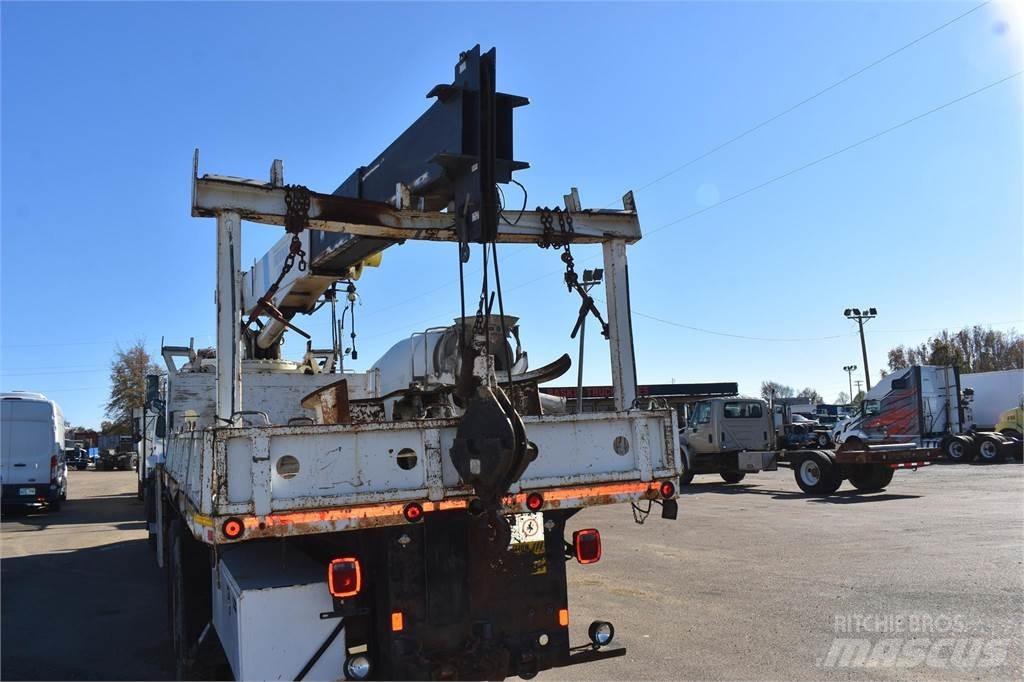 National 638E2 Camion plateau ridelle avec grue