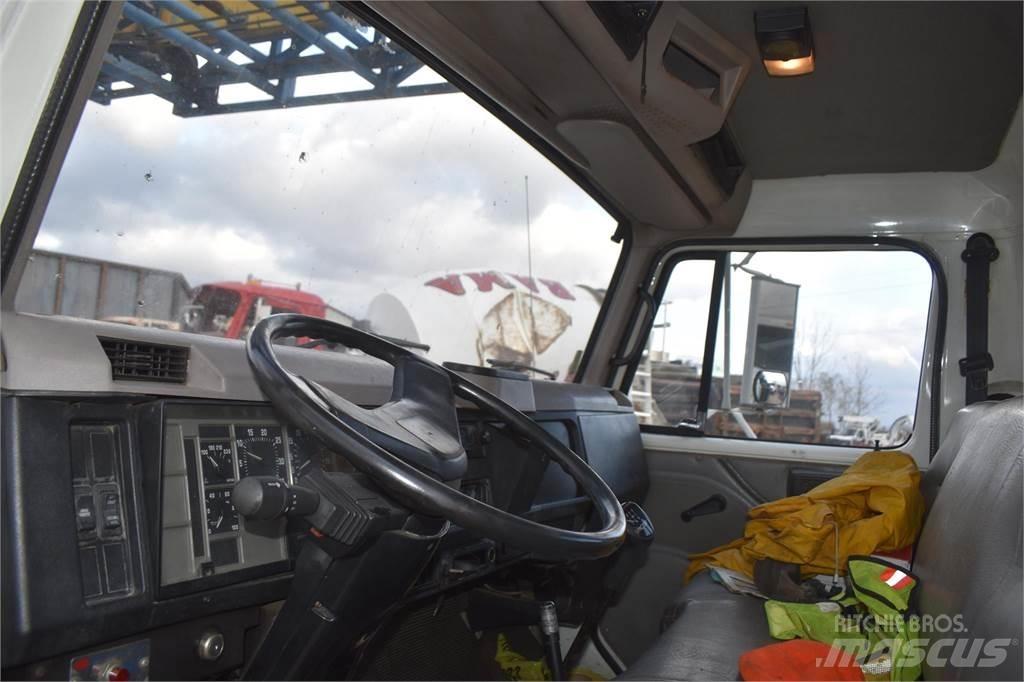  SPONCO M55 Camion plateau ridelle avec grue