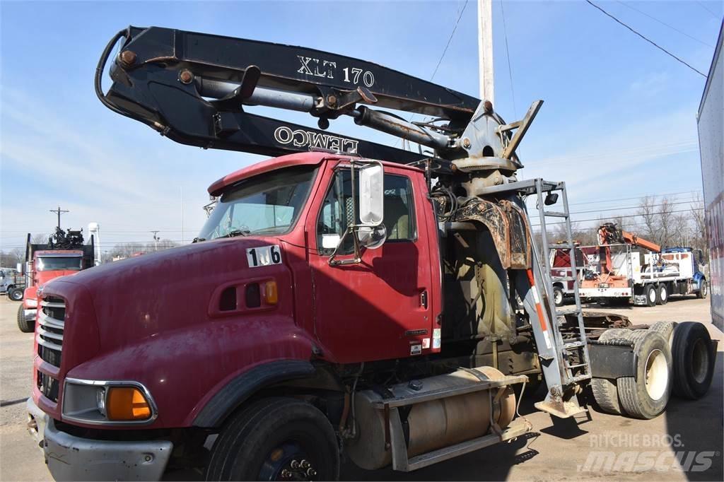 Sterling AT9500 Camion plateau ridelle avec grue
