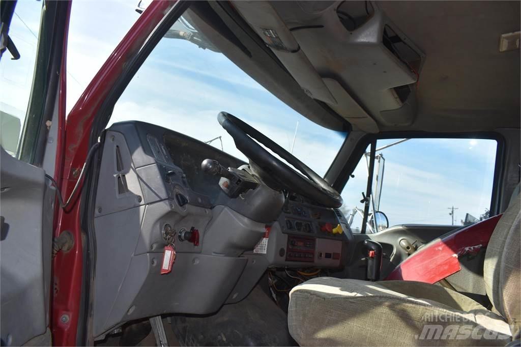 Sterling AT9500 Camion plateau ridelle avec grue