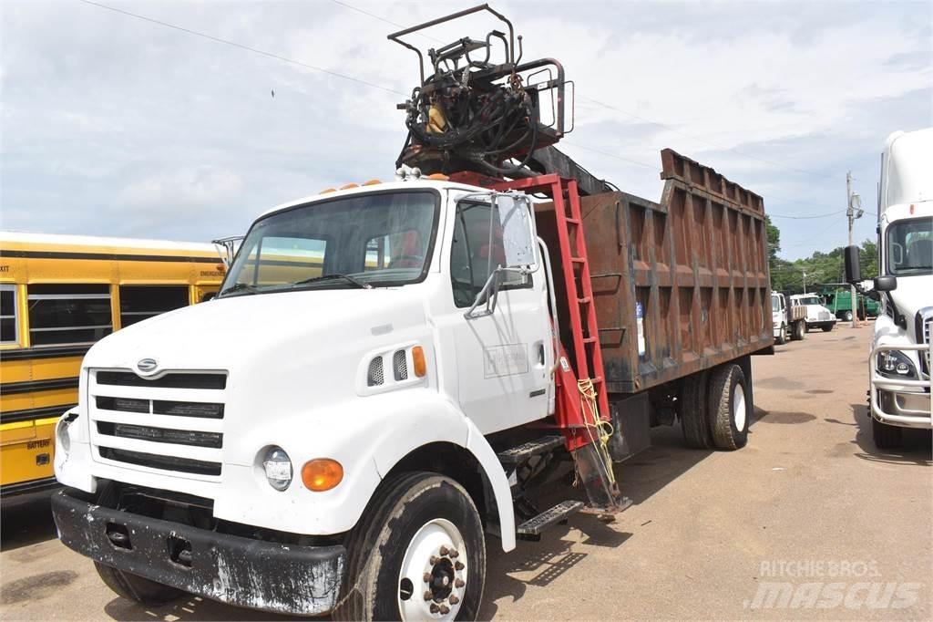 Sterling L7500 Camion plateau ridelle avec grue